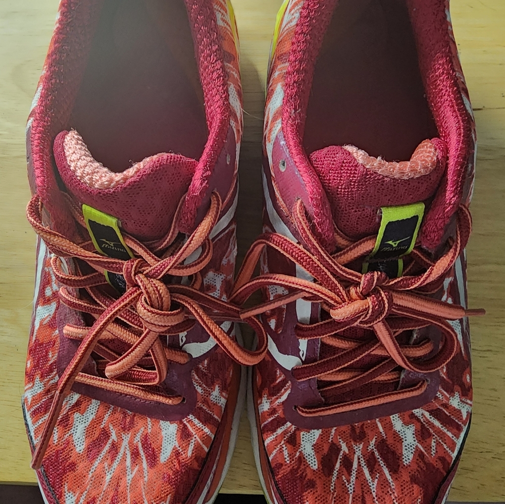 WOMENS MIZUNO PINK SIZE 8.5 TENNIS SHOES